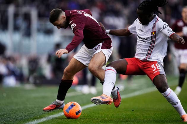 TorinoÕs Nikola Vlasic fights for the ball with Cremonese s Warren Bondo during the Serie A soccer match between Torino Fc and Cremonese at the Stadio Olimpico Grande Torino in Turin, north west Italy - Dicember 8, 2025. - Soccer  Copyright: xFabioxFerrari LaPressex