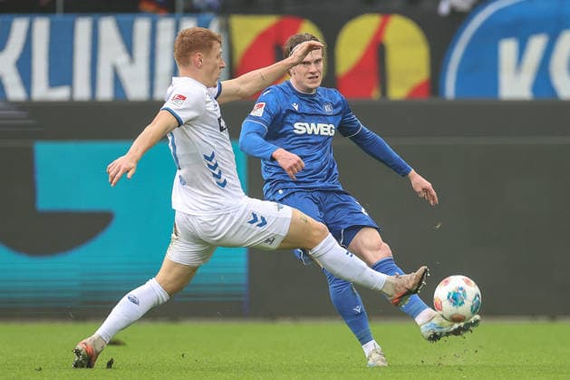 Laurin Curda SC Paderborn 07, 17 presses David Herold Karlsruher SC, 20 , Karlsruher SC vs SC Paderborn 07, 2 Bundesliga, 16 Matchday, 2025 2026, 13 12 2025, DFL REGULATIONS PROHIBIT ANY USE OF PHOTOGRAPHS AS IMAGE SEQUENCES AND OR QUASI VIDEO, Karlsruher SC vs SC Paderborn 07, 2 Bundesliga, 16 Matchday, 2025 2026, 13 12 2025 Karlsruhe Copyright: xEibner-Pressefoto JanxPrihodax EP_JPA