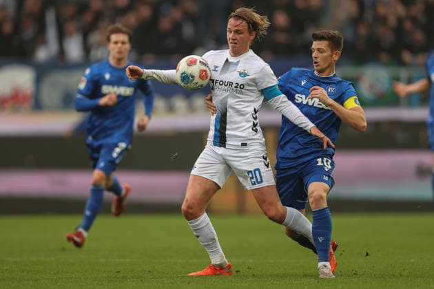 Felix Goetze SC Paderborn 07, 20 in duel with Marvin Wanitzek Karlsruher SC, 10 , Karlsruher SC vs SC Paderborn 07, 2 Bundesliga, Matchday 16, 2025 2026, 13 12 2025, DFL REGULATES PROHIBIT ANY USE OF PHOTOGRAPHS AS IMAGE SEQUENCES AND OR QUASI VIDEO, Karlsruher SC vs SC Paderborn 07, 2 Bundesliga, Matchday 16, 2025 2026, 13 12 2025 Karlsruhe Copyright: xEibner-Pressefoto JanxPrihodax EP_JPA