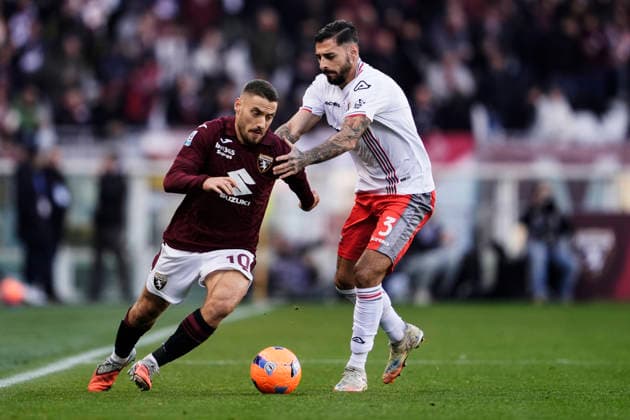 TorinoÕs Nikola Vlasic fights for the ball with Cremonese s Giuseppe Pezzella during the Serie A soccer match between Torino Fc and Cremonese at the Stadio Olimpico Grande Torino in Turin, north west Italy - Dicember 8, 2025. - Soccer  Copyright: xFabioxFerrari LaPressex