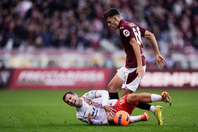 TorinoÕs Gvidas Gineitis fights for the ball with Cremonese s Federico Bonazzoli during the Serie A soccer match between Torino Fc and Cremonese at the Stadio Olimpico Grande Torino in Turin, north west Italy - Dicember 8, 2025. - Soccer  Copyright: xFabioxFerrari LaPressex