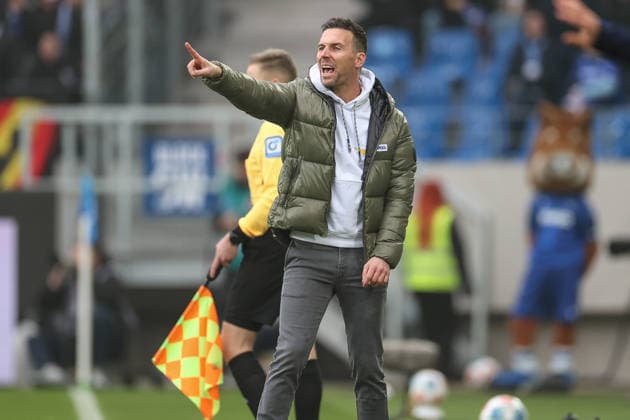 Christian Eichner Karlsruher SC, Chef Trainer treibt seine mannschaft an, Karlsruher SC vs SC Paderborn 07, 2 Bundesliga, 16 Matchday, 2025 2026, 13 12 2025, DFL REGULATIONS PROHIBIT ANY USE OF PHOTOGRAPHS AS IMAGE SEQUENCES AND OR QUASI VIDEO, Karlsruher SC vs SC Paderborn 07, 2 Bundesliga, 16 Matchday, 2025 2026, 13 12 2025 Karlsruhe Copyright: xEibner-Pressefoto JanxPrihodax EP_JPA