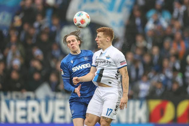 Laurin Curda SC Paderborn 07, 17 and David Herold Karlsruher SC, 20 in a duel, Karlsruher SC vs SC Paderborn 07, 2 Bundesliga, Matchday 16, 2025 2026, 13 12 2025, DFL REGULATES PROHIBIT ANY USE OF PHOTOGRAPHS AS IMAGE SEQUENCES AND OR QUASI VIDEO, Karlsruher SC vs SC Paderborn 07, 2 Bundesliga, Matchday 16, 2025 2026, 13 12 2025 Karlsruhe Copyright: xEibner-Pressefoto JanxPrihodax EP_JPA