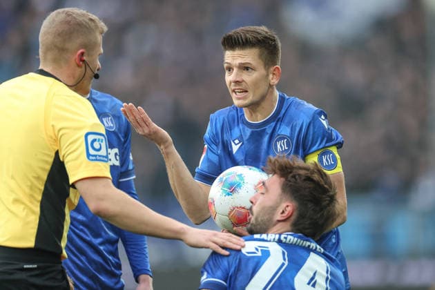 Marvin Wanitzek Karlsruher SC, 10 has to talk to the referee Fabian Schleusener Karlsruher SC, 24 , Karlsruher SC vs SC Paderborn 07, 2 Bundesliga, Matchday 16, 2025 2026, 13 12 2025, DFL REGULATES PROHIBIT ANY USE OF PHOTOGRAPHS AS IMAGE SEQUENCES AND OR QUASI VIDEO, Karlsruher SC vs SC Paderborn 07, 2 Bundesliga, Matchday 16, 2025 2026, 13 12 2025 Karlsruhe Copyright: xEibner-Pressefoto JanxPrihodax EP_JPA