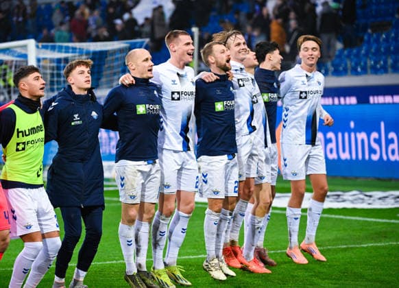 Sven Michel SC Paderborn , Steffen Tigges SC Paderborn , Sebastian Klaas SC Paderborn , Felix Goetze SC Paderborn and Luis Engelns SC Paderborn laugh and celebrate the win with their fans after the 2 Bundesliga match between Karlsruher SC and SC Paderborn at BBBank Wildpark on December 13, 2025 in Karlsruhe, Germany Photo by Silas Schüller DeFodi Images Sven Michel SC Paderborn , Steffen Tigges SC Paderborn , Sebastian Klaas SC Paderborn , Felix Goetze SC Paderborn and Luis Engelns SC Paderborn laugh and celebrate the win after the 2 Bundesliga match between Karlsruher SC and SC Paderborn at BBBank Wildpark on December 13, 2025 in Karlsruhe, Germany Photo by Silas Schüller DeFodi Images DFB DFL REGULATIONS PROHIBIT ANY USE OF PHOTOGRAPHS AS IMAGE SEQUENCES AND OR QUASI VIDEO Photo by Silas Schueller DeFodi Images
