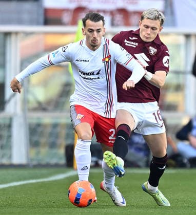 December 13, 2025, Turin, Italy: Torino s Marcus Pedersen and Cremonese s Jari Vandeputte in action during the Italian Serie A soccer match Torino FC vs US Cremonese at the Olimpico Grande Torino Stadium in Turin, Italy, 13 December 2025 ANSA ALESSANDRO DI MARCO. Serie A: Torino FC - US Cremonese  - ZUMAa110 20251213_zaf_a110_012 Copyright: xAlessandroxDixMarcox