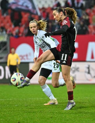 13 12 2025 Soccer season 2025 2026 1 Google Pixel Women Bundesliga 13 Matchday 1 FC Nürnberg FCN Club Clubfrauen VfL Wolfsburg Sportfoto Zink xwoxzix Lara Meroni 11, 1 FC Nürnberg FCN in front of Vivien Endemann 25, VfL Wolfsburg