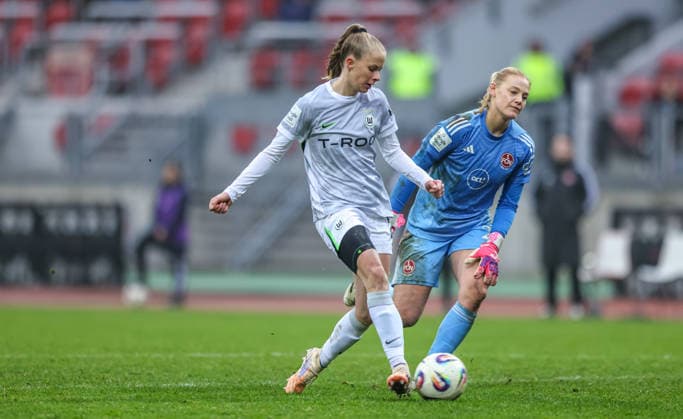 GER, Nuremberg, 1 FC Nuremberg vs VfL Wolfsburg, Google Pixel Bundesliga, Football, DFB, Season 2025 2026, Max Morlock Stadium, 13 Matchday in the picture from l Vivien Endemann VfL Wolfsburg 25 curves around Larissa Rusek 1 FC Nuremberg Women 21 and scores the goal to 0 2 DFB DFL REGULATIONS PROHIBIT ANY USE OF PHOTOGRAPHS AS IMAGE SEQUENCES AND OR QUASI VIDEO, 13 12 2025 Copyright: HMBxMedia HendrikxHamelau