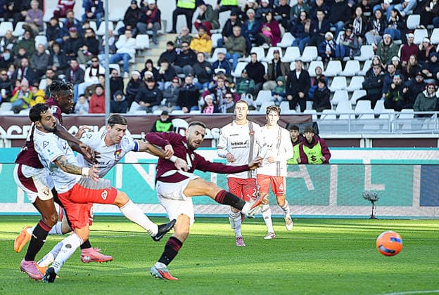 December 13, 2025, Turin, Italy: Torino s Nicola Vlasic score the gol (1-0) during the Italian Serie A soccer match Torino FC vs US Cremonese at the Olimpico Grande Torino Stadium in Turin, Italy, 13 December 2025 ANSA ALESSANDRO DI MARCO. Serie A: Torino FC - US Cremonese  - ZUMAa110 20251213_zaf_a110_014 Copyright: xAlessandroxxxxxxxxDixMarcox