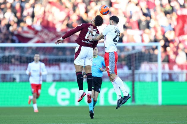 Federico Ceccherini (US Cremonese) und Che Adams (Torino Fc) battle for the ball, Serie A, Torino FC v US Cremonese, Olimpico, December 13, 2025, Turin, Italy.