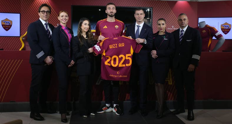 13.12.2025 Conferenza del nuovo Sponsor Wizz Air Nella foto: Bryan Cristante in gruppo ( Foto Gino Mancini )  Copyright: xGinoxMancini IPAxSportx xipa-agency.netx xx IPA_69099443 IPA_Agency_IPA69099443