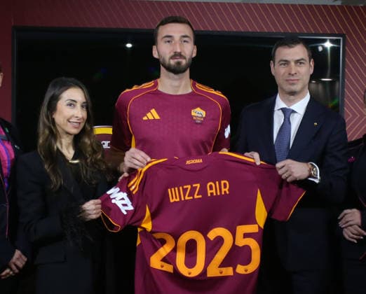 13.12.2025 Conferenza del nuovo Sponsor Wizz Air Nella foto: Bryan Crista te tra Silvia Masquez e Michael Gandler e Maglia ( Foto Gino Mancini )  Copyright: xGinoxMancini IPAxSportx xipa-agency.netx xx IPA_69099447 IPA_Agency_IPA69099447
