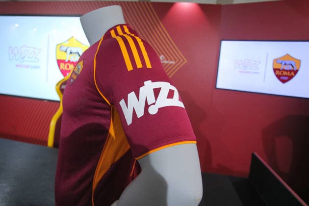 13.12.2025 Conferenza del nuovo Sponsor Wizz Air Nella foto: Maglia con il nuovo sponsor ( Foto Gino Mancini )  Copyright: xGinoxMancini IPAxSportx xipa-agency.netx xx IPA_69099487 IPA_Agency_IPA69099487