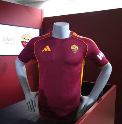13.12.2025 Conferenza del nuovo Sponsor Wizz Air Nella foto: Maglia con sponsor nuovo ( Foto Gino Mancini )  Copyright: xGinoxMancini IPAxSportx xipa-agency.netx xx IPA_69099490 IPA_Agency_IPA69099490