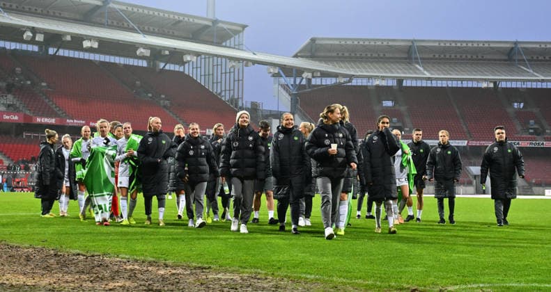 13 12 2025 Soccer season 2025 2026 1 Google Pixel Women Bundesliga 13 Matchday 1 FC Nürnberg FCN Club Clubfrauen VfL Wolfsburg Sportfoto Zink xwoxzix Team Team Wolfsburg after the end of the match in front of fans Fanblock