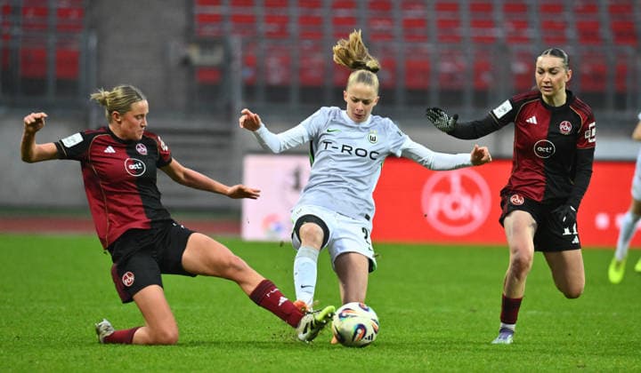13 12 2025 Soccer Season 2025 2026 1 Google Pixel Women Bundesliga 13 Matchday 1 FC Nürnberg FCN Club Clubfrauen VfL Wolfsburg Sportfoto Zink xwoxzix Klara Svensson Senelius 2, 1 FC Nürnberg FCN Vivien Endemann 25, VfL Wolfsburg Lara Meroni 11, 1 FC Nürnberg FCN