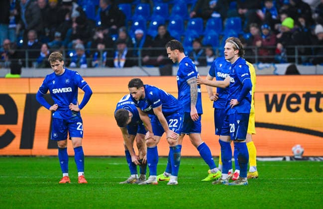David Herold Karlsruher SC , Marcel Franke Karlsruher SC , Christoph Kobald Karlsruher SC and Meiko Waeschenbach Karlsruher SC look frustrated during the 2 Bundesliga match between Karlsruher SC and SC Paderborn at BBBank Wildpark on December 13, 2025 in Karlsruhe, Germany Photo by Silas Schüller DeFodi Images David Herold Karlsruher SC , Marcel Franke Karlsruher SC , Christoph Kobald Karlsruher SC and Meiko Waeschenbach Karlsruher SC look frustrated during the 2 Bundesliga match between Karlsruher SC and SC Paderborn at BBBank Wildpark on December 13, 2025 in Karlsruhe, Germany Photo by Silas Schüller DeFodi Images DFB DFL REGULATIONS PROHIBIT ANY USE OF PHOTOGRAPHS AS IMAGE SEQUENCES AND OR QUASI VIDEO Photo by Silas Schueller DeFodi Images