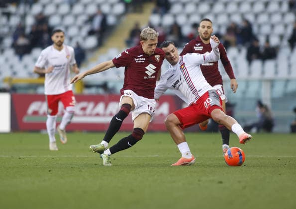Marcus Pedersen of Torino FC and Federico Bonazzoli of US Cremonese during the Italian Serie A, 2025 26 season, football match between Torino FC and US Cremonese on 13 December 2025, at Stadio Olimpico â?? Grande Torino , Turin, Italy. Photo Nderim KACELI  Copyright: xNderimxKaceli IPAxSportx xipa-agency.netx xx IPA_69100237 IPA_Agency_IPA69100237