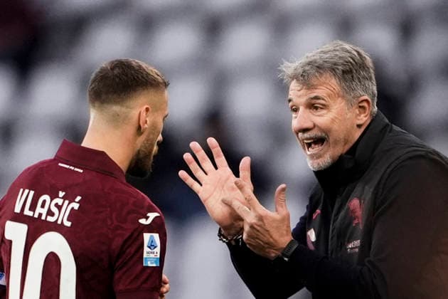 TorinoÕs head coach Marco Baroni speak to TorinoÕs Nikola Vlasic during the Serie A soccer match between Torino Fc and Cremonese at the Stadio Olimpico Grande Torino in Turin, north west Italy - Dicember 8, 2025. - Soccer  Copyright: xFabioxFerrari LaPressex