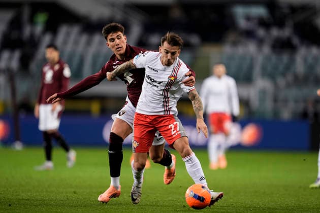 TorinoÕs Cesare Casadei fights for the ball with Cremonese s Jari Vandeputte during the Serie A soccer match between Torino Fc and Cremonese at the Stadio Olimpico Grande Torino in Turin, north west Italy - Dicember 8, 2025. - Soccer  Copyright: xFabioxFerrari LaPressex