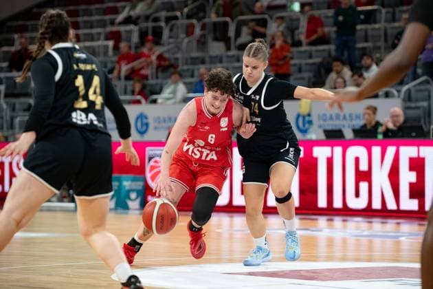 Damen 2. Bundesliga, Bamberg Baskets vs. Baskets Jena Germany ,Bamberg, Brose Arena - 13 Dec 2025 - Basketball, Damen 2. Bundesliga - Bamberg Baskets vs. Baskets Jena Image: (fLTR) Hailey van Roekel (Bamberg Baskets) with a drive to the backet against Alicia Rosanke (Baskets Jena). Bamberg Brose Arena Bayern Germany Copyright: xPresseFotoxEvans xRyanxEvansx