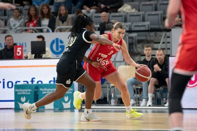 Damen 2. Bundesliga, Bamberg Baskets vs. Baskets Jena Germany ,Bamberg, Brose Arena - 13 Dec 2025 - Basketball, Damen 2. Bundesliga - Bamberg Baskets vs. Baskets Jena Image: (fLTR) Cianna Gloster (Baskets Jena), Stephanie Sachnovski (Bamberg Baskets) Bamberg Brose Arena Bayern Germany Copyright: xPresseFotoxEvans xRyanxEvansx