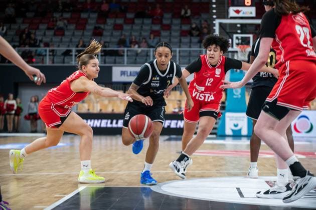 Damen 2. Bundesliga, Bamberg Baskets vs. Baskets Jena Germany ,Bamberg, Brose Arena - 13 Dec 2025 - Basketball, Damen 2. Bundesliga - Bamberg Baskets vs. Baskets Jena Image: Stephanie Sachnovski (Bamberg Baskets) and Faith Alston (Bamberg Baskets) attempting to knock the ball loose from Laila Walker (Baskets Jena) during her drive to the basket. Bamberg Brose Arena Bayern Germany Copyright: xPresseFotoxEvans xRyanxEvansx