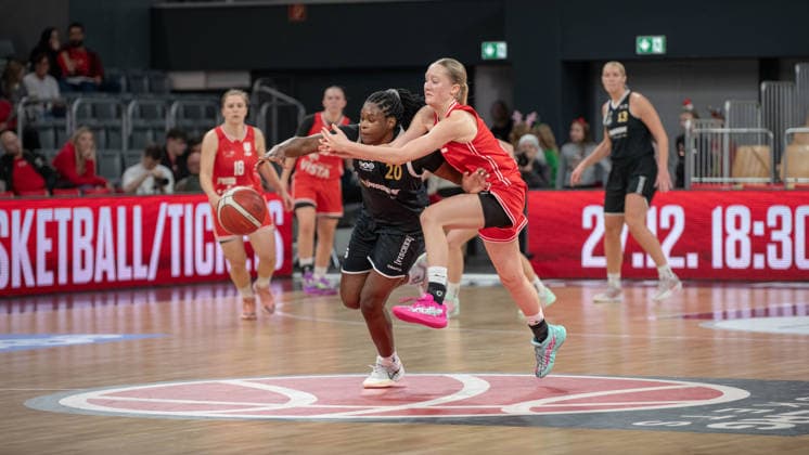 Damen 2. Bundesliga, Bamberg Baskets vs. Baskets Jena Germany ,Bamberg, Brose Arena - 13 Dec 2025 - Basketball, Damen 2. Bundesliga - Bamberg Baskets vs. Baskets Jena Image: Cianna Gloster (Baskets Jena) in action against Emma Rettinger (Bamberg Baskets). Bamberg Brose Arena Bayern Germany Copyright: xPresseFotoxEvans xRyanxEvansx