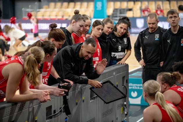 Damen 2. Bundesliga, Bamberg Baskets vs. Baskets Jena Germany ,Bamberg, Brose Arena - 13 Dec 2025 - Basketball, Damen 2. Bundesliga - Bamberg Baskets vs. Baskets Jena Image: Trainer Samuel Glaser (Bamberg) talking to his team during a timeout. Bamberg Brose Arena Bayern Germany Copyright: xPresseFotoxEvans xRyanxEvansx
