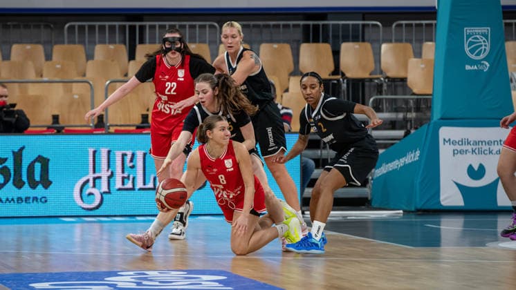 Damen 2. Bundesliga, Bamberg Baskets vs. Baskets Jena Germany ,Bamberg, Brose Arena - 13 Dec 2025 - Basketball, Damen 2. Bundesliga - Bamberg Baskets vs. Baskets Jena Image: Stephanie Sachnovski (Bamberg Baskets) fighting for a loose ball. Bamberg Brose Arena Bayern Germany Copyright: xPresseFotoxEvans xRyanxEvansx