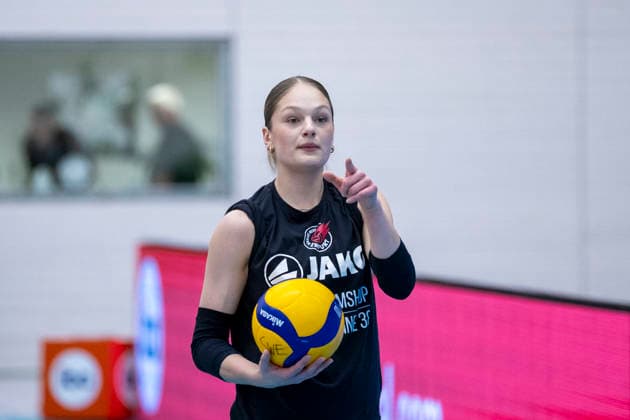 1 Volleyball Bundesliga Women Schwarz Weiss Erfurt vs Skurios Volleys Borken Erfurt 13 12 2025 Warm-up Lotte Goertz 4 Schwarz Weiss Erfurt 1 Volleyball Bundesliga Women Schwarz Weiss Erfurt vs Skurios Volleys Borken Riethsporthalle Erfurt 13 12 2025 Copyright: xBEAUTIFULxSPORTS Duehringx