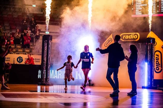 Damen 2. Bundesliga, Bamberg Baskets vs. Baskets Jena Germany ,Bamberg, Brose Arena - 13 Dec 2025 - Basketball, Damen 2. Bundesliga - Bamberg Baskets vs. Baskets Jena Image: Emma Rettinger (Bamberg Baskets) entering the arena during player introductions. Bamberg Brose Arena Bayern Germany Copyright: xPresseFotoxEvans xRyanxEvansx