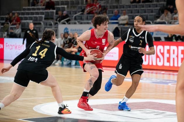 Damen 2. Bundesliga, Bamberg Baskets vs. Baskets Jena Germany ,Bamberg, Brose Arena - 13 Dec 2025 - Basketball, Damen 2. Bundesliga - Bamberg Baskets vs. Baskets Jena Image: Hailey van Roekel (Bamberg Baskets) in action against Alicia Rosanke (Baskets Jena) and Laila Walker (Baskets Jena). Bamberg Brose Arena Bayern Germany Copyright: xPresseFotoxEvans xRyanxEvansx
