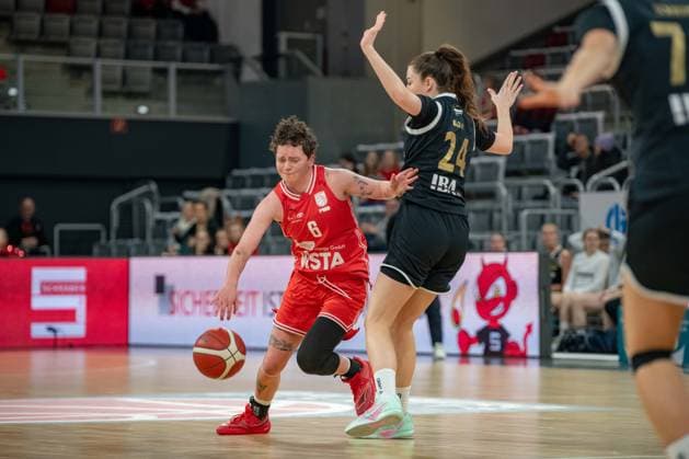 Damen 2. Bundesliga, Bamberg Baskets vs. Baskets Jena Germany ,Bamberg, Brose Arena - 13 Dec 2025 - Basketball, Damen 2. Bundesliga - Bamberg Baskets vs. Baskets Jena Image: (fLTR) Hailey van Roekel (Bamberg Baskets) in action against Vanessa Kajian (Baskets Jena). Bamberg Brose Arena Bayern Germany Copyright: xPresseFotoxEvans xRyanxEvansx