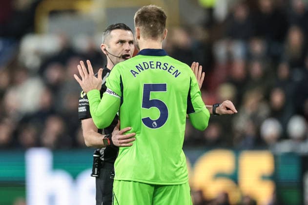 Premier League Burnley v Fulham Referee Michael Oliver speaks to Joachim Andersen of Fulham after Burnley win a freekick during the Premier League match Burnley vs Fulham at Turf Moor, Burnley, United Kingdom, 13th December 2025 (Photo by Mark Cosgrove News Images) Burnley Turf Moor Lancashire United Kingdom Copyright: xMarkxCosgrove NewsxImagesx