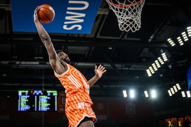 Neu Ulm, Germany, 13 12 25 Malik Osborne ratiopharm ulm in action, on the ball, single action during the Basketball Bundesliga match between ratiopharm ulm vs Rasta Vechta at ratiopharm Arena on December 13, 2025 in Neu Ulm, Germany Photo by Harry Langer DeFodi Images ratiopharm Arena, Germany, 13 12 25 Malik Osborne ratiopharm ulm controls the Ball during the Basketball Bundesliga match between ratiopharm ulm vs Rasta Vechta at Neu Ulm on December 13, 2025 in ratiopharm Arena, Germany Photo by Harry Langer DeFodi Images Photo by Harry Langer DeFodi Images
