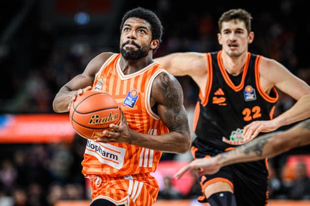 Neu Ulm, Germany, 13 12 25 Malik Osborne ratiopharm ulm and Tibor Pleiss Rasta Vechta battle for the ball during the Basketball Bundesliga match between ratiopharm ulm vs Rasta Vechta at ratiopharm Arena on December 13, 2025 in Neu Ulm, Germany Photo by Harry Langer DeFodi Images ratiopharm Arena, Germany, 13 12 25 Malik Osborne ratiopharm ulm and Tibor Pleiss Rasta Vechta battle for the ball during the Basketball Bundesliga match between ratiopharm ulm vs Rasta Vechta at Neu Ulm on December 13, 2025 in ratiopharm Arena, Germany Photo by Harry Langer DeFodi Images Photo by Harry Langer DeFodi Images