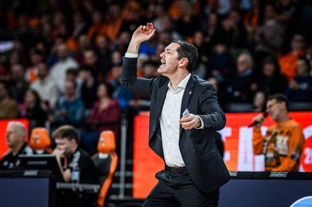 Neu Ulm, Germany, 13 12 25 Head Coach Ty Harrelson ratiopharm ulm gestures, gestures during the Basketball Bundesliga match between ratiopharm ulm vs Rasta Vechta at ratiopharm Arena on December 13, 2025 in Neu Ulm, Germany Photo by Harry Langer DeFodi Images ratiopharm Arena, Germany, 13 12 25 Head Coach Ty Harrelson ratiopharm ulm gestures during the Basketball Bundesliga match between ratiopharm ulm vs Rasta Vechta at Neu Ulm on December 13, 2025 in ratiopharm Arena, Germany Photo by Harry Langer DeFodi Images Photo by Harry Langer DeFodi Images