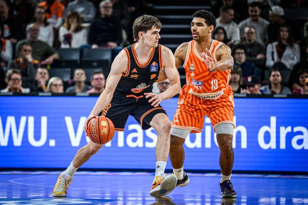 Neu Ulm, Germany, 13 12 25 Joschka Ferner Rasta Vechta and Mark Smith ratiopharm ulm battle for the ball during the Basketball Bundesliga match between ratiopharm ulm vs Rasta Vechta at the ratiopharm Arena on December 13, 2025 in Neu Ulm, Germany Photo by Harry Langer DeFodi Images ratiopharm Arena, Germany, 13 12 25 Joschka Ferner Rasta Vechta and Mark Smith ratiopharm ulm battle for the ball during the Basketball Bundesliga match between ratiopharm ulm vs Rasta Vechta at Neu Ulm on December 13, 2025 in ratiopharm Arena, Germany Photo by Harry Langer DeFodi Images Photo by Harry Langer DeFodi Images