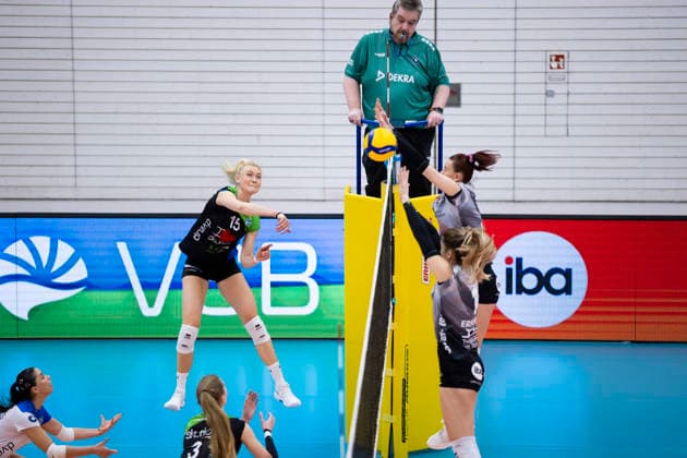 1 Volleyball Bundesliga Women Schwarz Weiss Erfurt vs Skurios Volleys Borken Erfurt 13 12 2025 Madleen Piest 15 Skurios Volleys Borken vs Emilie Respaut 5 Schwarz Weiss Erfurt back and Alina Zellin 1 Schwarz Weiss Erfurt front 1 Volleyball Bundesliga Women Schwarz Weiss Erfurt vs Skurios Volleys Borken Riethsporthalle Erfurt 13 12 2025 Copyright: xBEAUTIFULxSPORTS Duehringx