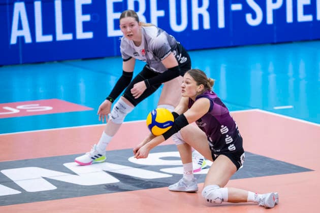 1 Volleyball Bundesliga Women Schwarz Weiss Erfurt vs Skurios Volleys Borken Erfurt 13 12 2025 Lotte Goertz 4 Schwarz Weiss Erfurt on the ball 1 Volleyball Bundesliga Women Schwarz Weiss Erfurt vs Skurios Volleys Borken Riethsporthalle Erfurt 13 12 2025 Copyright: xBEAUTIFULxSPORTS Duehringx