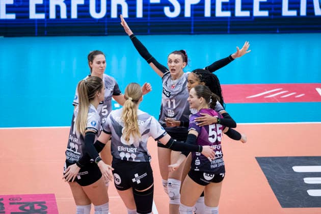 1 Volleyball Bundesliga Women Schwarz Weiss Erfurt vs Skurios Volleys Borken Erfurt 13 12 2025 Cheers, Isabel Kova i 11 Schwarz Weiss Erfurt center and team 1 Volleyball Bundesliga Women Schwarz Weiss Erfurt vs Skurios Volleys Borken Riethsporthalle Erfurt 13 12 2025 Copyright: xBEAUTIFULxSPORTS Duehringx