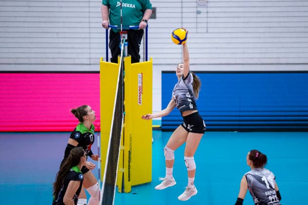 1 Volleyball Bundesliga Women Schwarz Weiss Erfurt vs Skurios Volleys Borken Erfurt 13 12 2025 Emilie Respaut 5 Schwarz Weiss Erfurt vs Liza Kastrup 17 Skurios Volleys Borken 1 Volleyball Bundesliga Women Schwarz Weiss Erfurt vs Skurios Volleys Borken Riethsporthalle Erfurt 13 12 2025 Copyright: xBEAUTIFULxSPORTS Duehringx