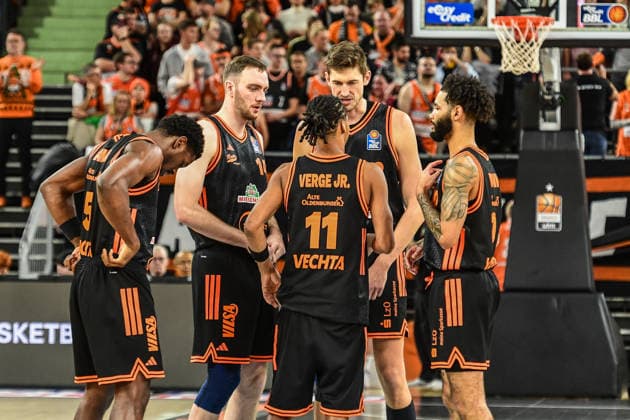 easyCredit BBL Ratiopharm Ulm vs Rasta Vechta, Ratiopharm Arena Ulm 13 12 2025 Starting 5 Vechta Alonzo Verge jr Rasta Vechta, 11 , Philipp Herkenhoff Rasta Vechta, 14 , Tevin Brown Rasta Vechta, 10 , Tibor Pleiss Rasta Vechta, 22 , Tj Bamba Rasta Vechta, 5 Ulm 13 12 2025 10 Matchday easyCredit BBL, Ratiopharm Ulm against Rasta Vechta, Ratiopharm Arena Ulm Copyright: xBEAUTIFULxSPORTS Märklx