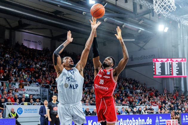 Osun Osunniyi MLP Academics Heidelberg, 12 , Ejiofor Onu BMA365 Bamberg Baskets, 35 , BMA365 Bamberg Baskets vs MLP Academics Heidelberg, Basketball, easyCredit BBL, Matchday 10, 13 12 2025 BMA365 Bamberg Baskets vs MLP Academics Heidelberg, Basketball, easyCredit BBL, Matchday 10, 13 12 2025 Bamberg Copyright: xEibner-Pressefoto G.xSantemizx EP_EER
