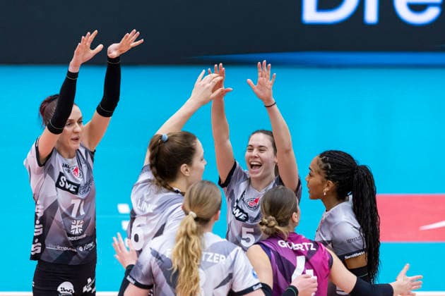 1 Volleyball Bundesliga Women Schwarz Weiss Erfurt vs Skurios Volleys Borken Erfurt 13 12 2025 Cheers, Emilie Respaut 5 Schwarz Weiss Erfurt center and team 1 Volleyball Bundesliga Women Schwarz Weiss Erfurt vs Skurios Volleys Borken Riethsporthalle Erfurt 13 12 2025 Copyright: xBEAUTIFULxSPORTS Duehringx