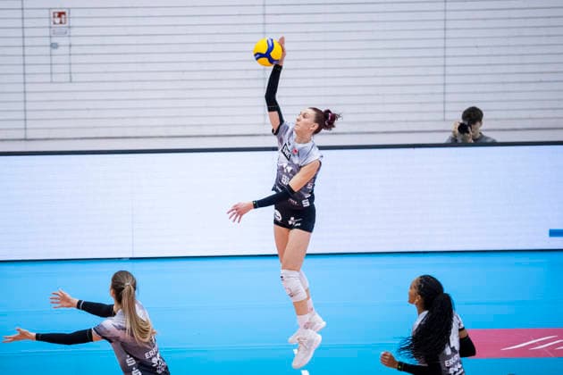 1 Volleyball Bundesliga Women Schwarz Weiss Erfurt vs Skurios Volleys Borken Erfurt 13 12 2025 Isabel Kova i 11 Schwarz Weiss Erfurt 1 Volleyball Bundesliga Women Schwarz Weiss Erfurt vs Skurios Volleys Borken Riethsporthalle Erfurt 13 12 2025 Copyright: xBEAUTIFULxSPORTS Duehringx