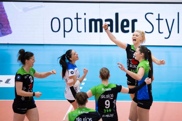 1 Volleyball Bundesliga Women Schwarz Weiss Erfurt vs Skurios Volleys Borken Erfurt 13 12 2025 Cheers, Madleen Piest 15 Skurios Volleys Borken top right and team 1 Volleyball Bundesliga Women Schwarz Weiss Erfurt vs Skurios Volleys Borken Riethsporthalle Erfurt 13 12 2025 Copyright: xBEAUTIFULxSPORTS Duehringx