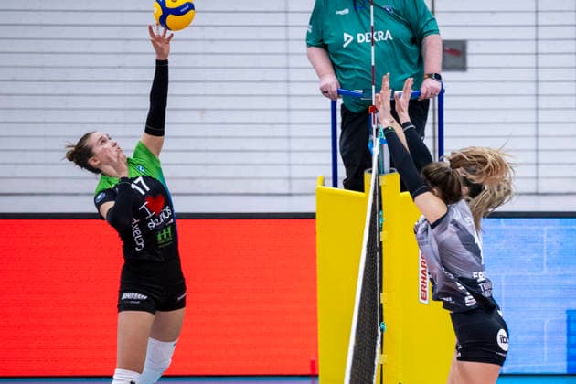 1 Volleyball Bundesliga Women Schwarz Weiss Erfurt vs Skurios Volleys Borken Erfurt 13 12 2025 Liza Kastrup 17 Skurios Volleys Borken vs Emilie Respaut 5 Schwarz Weiss Erfurt at the back and Alina Zellin 1 Schwarz Weiss Erfurt at the front 1 Volleyball Bundesliga Women Schwarz Weiss Erfurt vs Skurios Volleys Borken Riethsporthalle Erfurt 13 12 2025 Copyright: xBEAUTIFULxSPORTS Duehringx