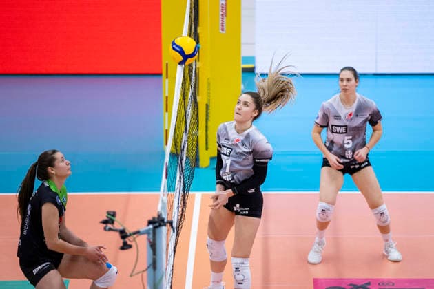 1 Volleyball Bundesliga Women Schwarz Weiss Erfurt vs Skurios Volleys Borken Erfurt 13 12 2025 Lara Kretschmer 6 Skurios Volleys Borken vs Alina Zellin 1 Schwarz Weiss Erfurt 1 Volleyball Bundesliga Women Schwarz Weiss Erfurt vs Skurios Volleys Borken Riethsporthalle Erfurt 13 12 2025 Copyright: xBEAUTIFULxSPORTS Duehringx